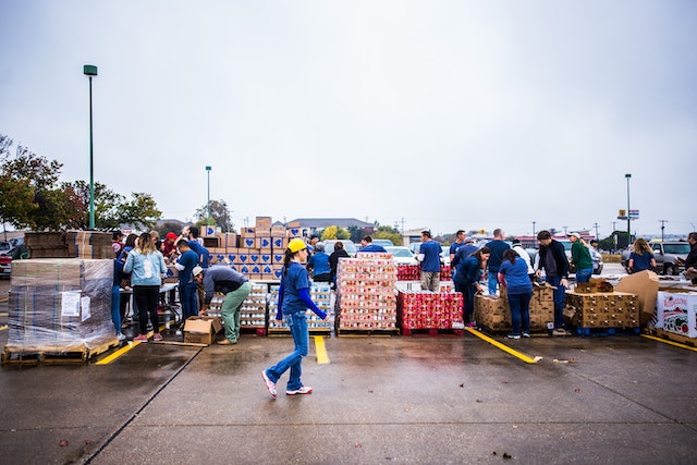 Community Volunteers Organizing Food Drive Market to Thrive! Thrive with marive